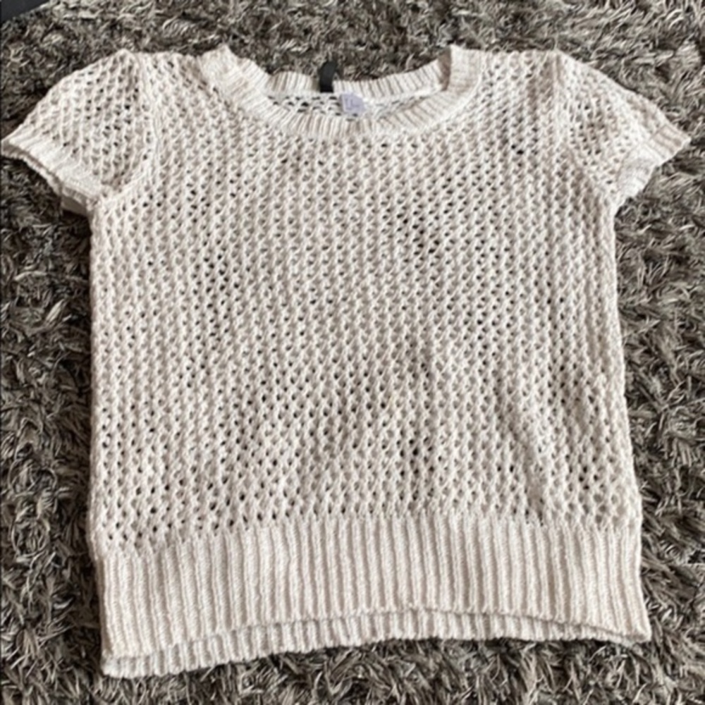H&M white mesh style top see pics gently used. - Picture 1 of 4